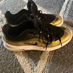 Nike airmax Axis mattalic gold.